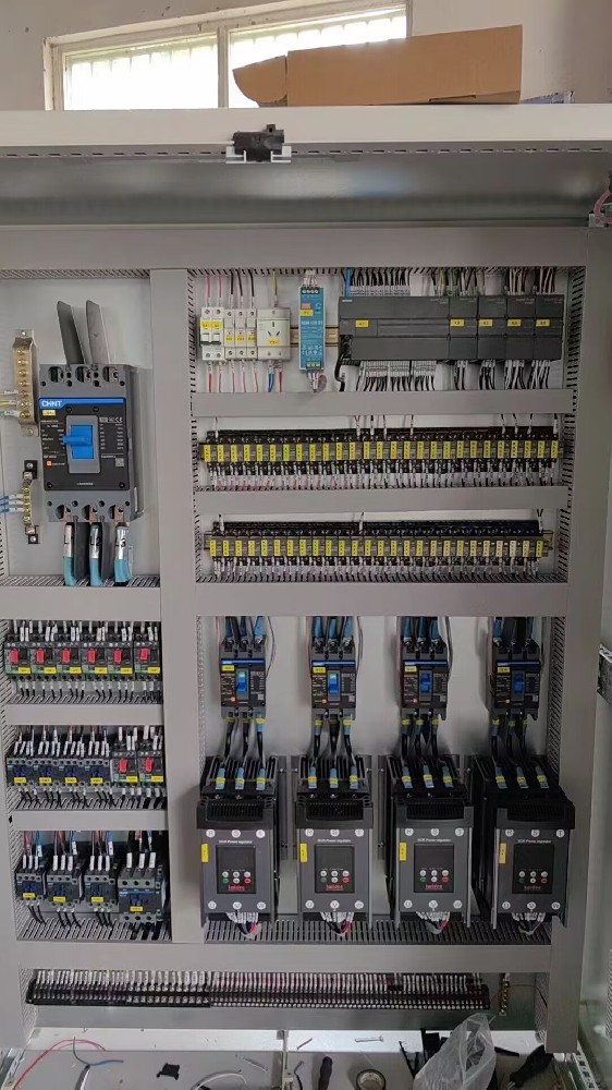 在装置电力调解器时，，布线的粗细与材质对其性能有何详细影响？？