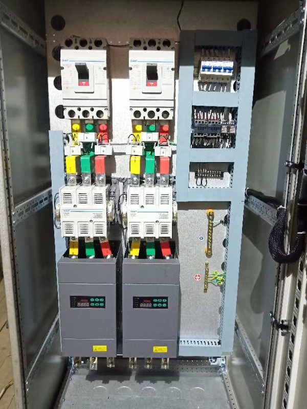 怎样通过电力调解器实现对电机软启动和软阻止的准确控制？