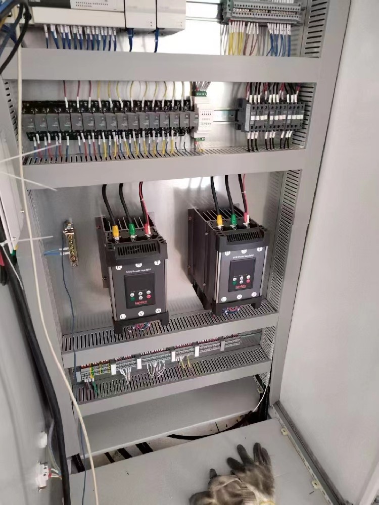 电力调解器在运行中误触紧迫阻止按钮，，，恢复正常运行需要举行哪些操作和检查？